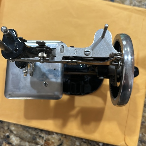 Vintage Singer Sewing Machine No. 20 - Picture 5 of 6